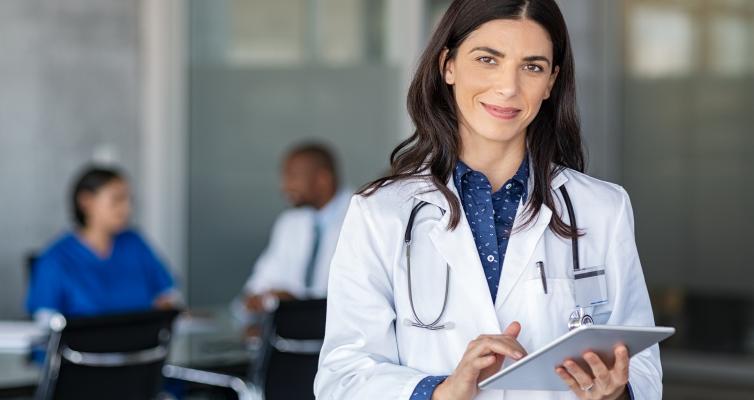 Eine Ärztin mit Ipad in der Hand. 