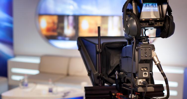 Eine Kamera gerichtet auf das Aufnahmestudio 