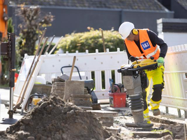 Foto: Vibrationsstampfer verdichtet Boden