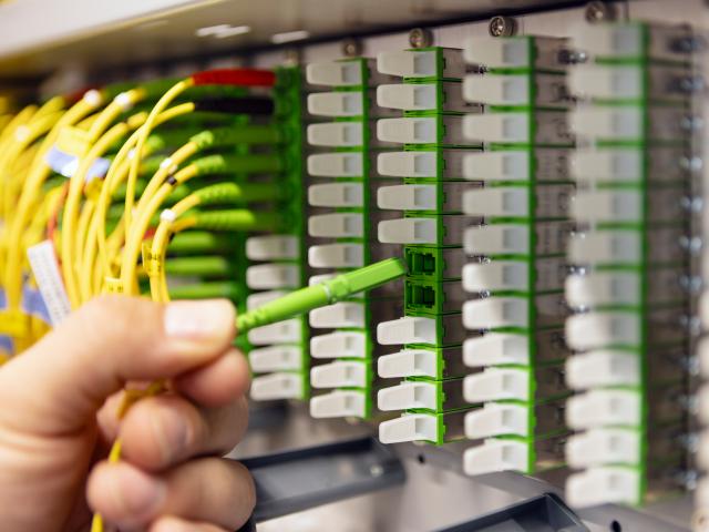 Foto: MPO-Stecker (Multi-Fiber Push-On) für mehrere Faser