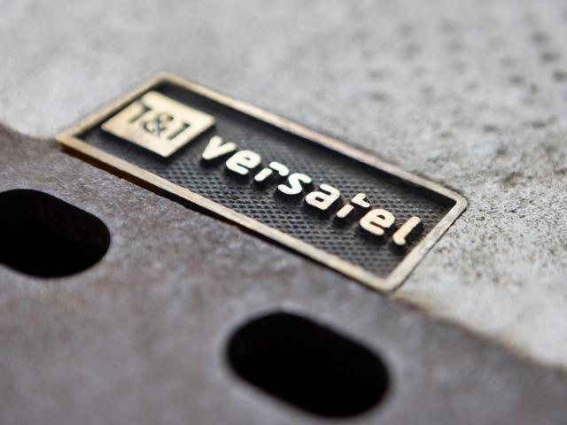 Foto: Schachtabdeckung mit 1&1 Versatel Logo