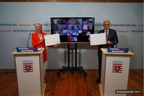 Foto: Ministerin Sinemus und Ministerpräsident Bouffier sowie die Vertreter der TKUs mit dem Glasfaserpakt
