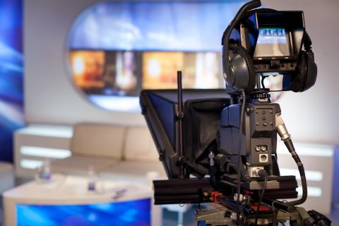 Eine Kamera gerichtet auf das Aufnahmestudio 