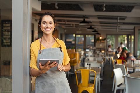 Kellnerin mit Ipad im Restaurant 