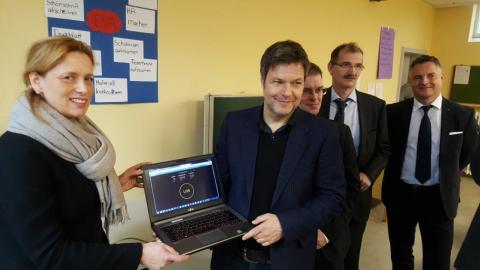 Glasfaser für die Wolfgang-Borchert-Schule in Itzehoe (v.l.n.r.): Karin Prien (Bildungsministerin Schleswig-Holstein), Dr. Robert Habeck (Digitalisierungsminister Schleswig-Holstein) Sven-Eric Leisner (Schulleiter der Wolfgang-Borchert-Schule), Dr. Johann Bizer (Vorstandsvorsitzender Dataport) und Soeren Wendler (Vice President Business Sales 1&1 Versatel). © Dataport