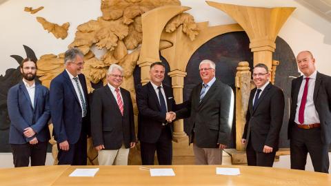 Vertragsunterzeichnung in Mainz (v.l.n.r.:) Julian Rußert (Projektverantwortlicher der KommWis für das Kommunalnetz Rheinland-Pfalz), Herbert Benz (Geschäftsführer der KommWis), Dr. Wolfgang Neutz (Geschäftsführer der KommWis), Soeren Wendler (Vice President Business Sales 1&1 Versatel), Harald Pitzer (Geschäftsführer der KommWis), Stefan Kondmann (Vertriebsleiter Bund und Länder 1&1 Versatel), Sven Haake (Key Account Manager 1&1 Versatel)