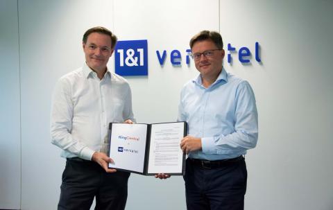 Yves Desmet, Vice President of Global Service Providers EMEA von Ring Central und Dr. Sören Trebst, Vorsitzender der Geschäftsführung von 1&1 Versatel, (v.l.) mit dem unterzeichneten Kooperationsvertrag.
