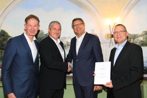 Vertragsunterzeichnung in Potsdam (v.l.n.r.:) Christian Kläsener (Leiter Strategische Allianzen  1&1 Versatel), Michael Gadow (Geschäftsführer e.discom), Dr. Jürgen Hernichel (Vorsitzender der Geschäftsführung 1&1 Versatel) und Detlef Katzschmann (Geschäftsführer e.discom)