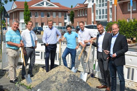 Spatenstich – zum offiziellen Start des Glasfaserausbaus im Gewerbegebiet Hiltrup-Hansestraße trafen sich am 4. Juni 2018 vor der Firma e-Spirit in der Hansestraße 79: Joachim Schmidt (Bezirksbürgermeister Münster-Hiltrup), Dieter Tüns (Leiter der Bezirksverwaltung der Stadt Münster), Klaus Kremer (Leiter Sales Development 1&1 Versatel), Linus Weistropp (STADTTEIL Offensive Münster-Hiltrup), Oliver Ahlers (Vorstand Wirtschaftsverbund Münster-Hiltrup), Marc Rosemann (Vertriebsleiter Bus ...
