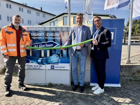 Bildbeschreibung: V. links nach rechts: Herr Stefan Loll, Mitarbeiter der Abteilung „Leistungsbereich Technische Dienste und Landschaft“ der Stadt Neu-Anspach, Herr Birger Strutz, Bürgermeister der Stadt Neu-Anspach und Herr Patrick Tomasikiewicz, Communal Manager der 1&1 Versatel. Bildrechte: 1&1 Versatel