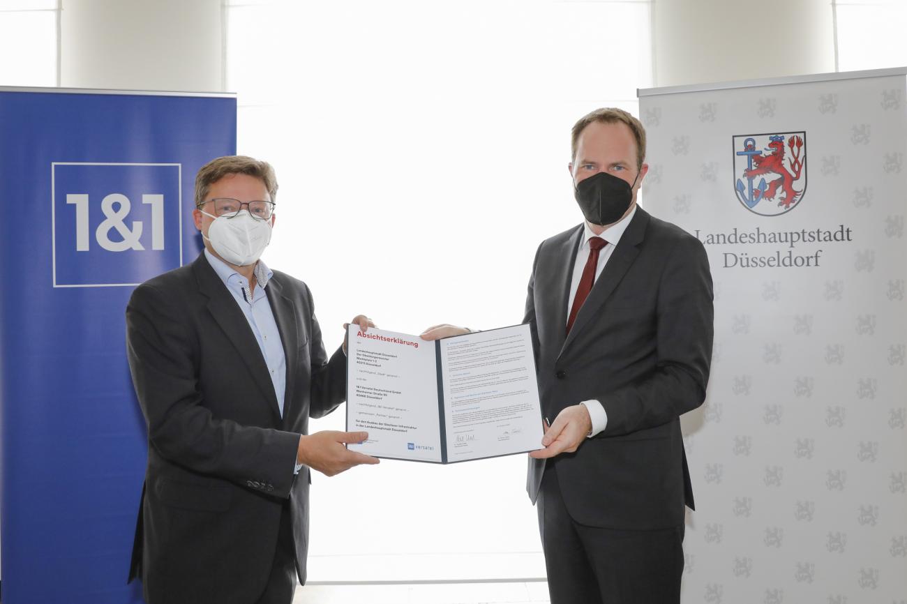 1&1 Versatel bringt in Düsseldorf zehn Gewerbegebiete und acht Bürostandorte ans Glasfasernetz – mehr als 4.000 Unternehmen bekommen Zugang zu Internet in Gigabit-Geschwindigkeiten. Dr. Sören Trebst, Vorsitzender der Geschäftsführung von 1&1 Versatel, und Oberbürgermeister Dr. Stephan Keller besiegelten die Kooperation. © Sabine Grothues/1&1 Versatel, 2021